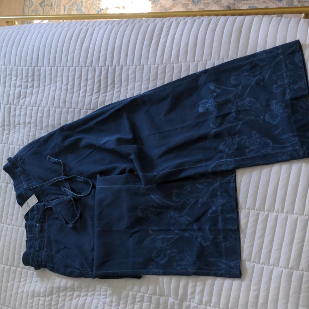 Wide leg jeans size 8 WHBM